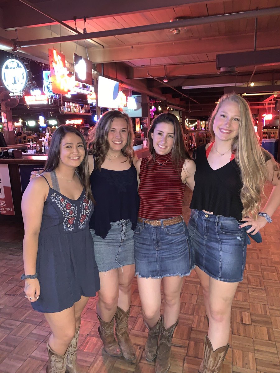 LindsieLiles's tweet photo. HAPPY BIRTHDAY TO THE JULIA MATTHEWS!!🤩💗 you are always there for me and you are such a beautiful person inside and out! Love you!!😋 https://t.co/iJahiqCazL