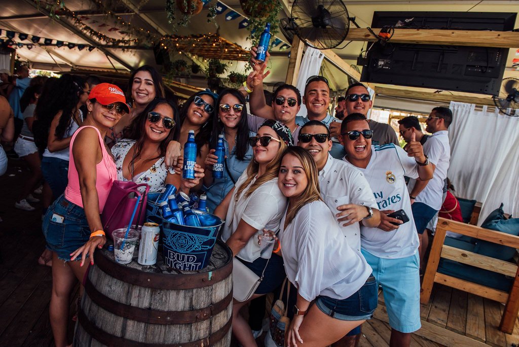 watchthecup's tweet photo. Las 3 cosas que más amamos en la vida: el fútbol, la cerveza y la buena compañía! ⁣
⁣
Te esperamos HOY en @thedeckwynwood para ver los partidos de la #CopaAmérica! ⁣
⁣
RSVP en https://t.co/HpsfYsKvCY para una cerveza GRATIS 🍻 https://t.co/J9NwOMe4K6