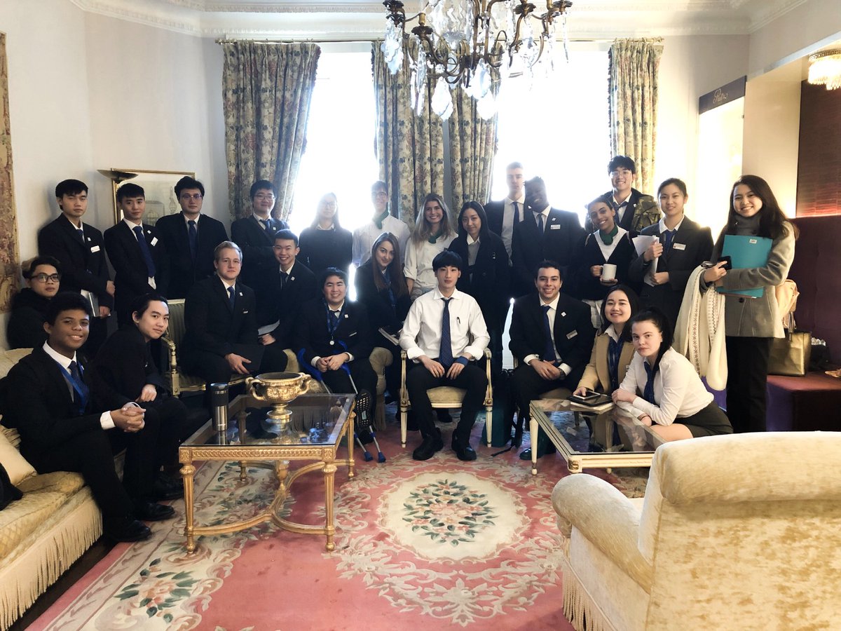 คนเราต่างก็มีเพื่อนผ่านเข้ามาในชีวิตมากมาย แต่สุดท้ายต่างคนก็ต่างแยกย้ายไปตามหาฝัน เดินตามเส้นทางของตัวเอง เหลือคำว่า “คิดถึง” ที่จะอยู่ในใจเราตลอดไป