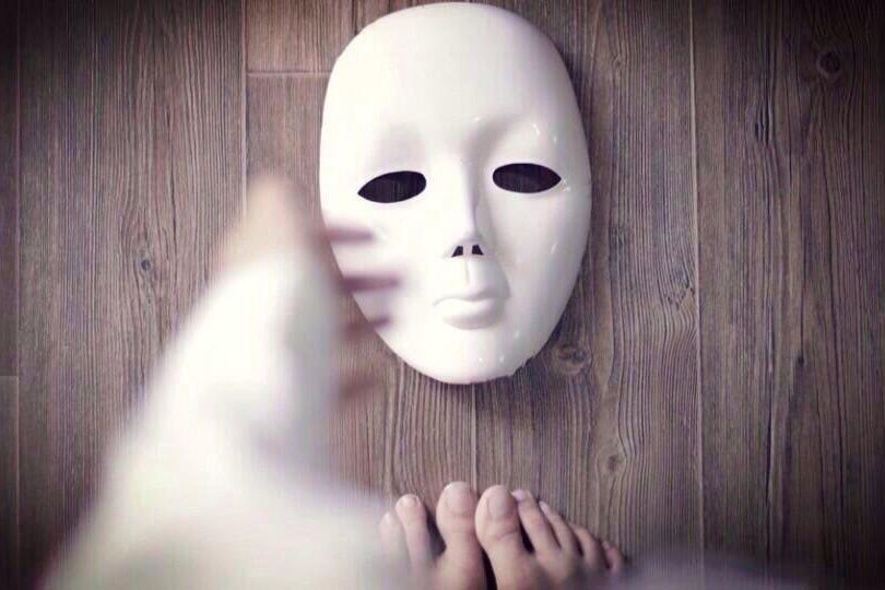 تأقلَمْ مع الاختلاف؛ فلا أحد يشبهك تماماً، حتى أنت لا تُشْبه نَفْسك أمس، ولن تُشْبهها غدا.