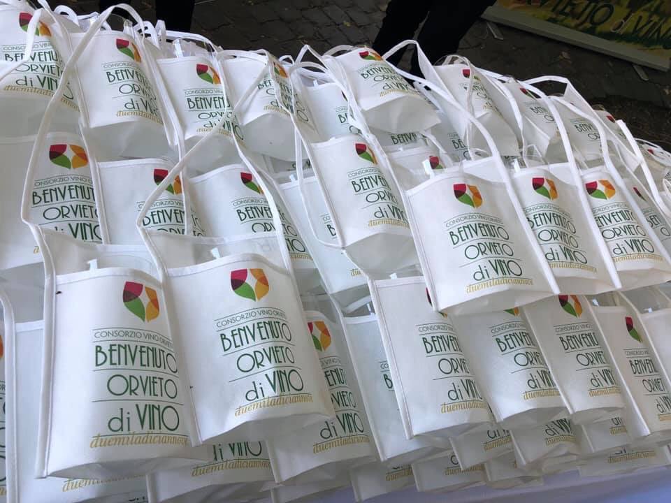LiveOrvieto's tweet photo. #EventoLive
La storia della città e le sue eccellenze enogastronomiche si fondono in Benvenuto Orvieto diVino, una suggestiva degustazione-evento al Pozzo di San Patrizio per lanciare la sperimentazione dello spumante Orvieto Doc
#ViviOrvieto #LiveOrvieto https://t.co/PF5Qwkwc83