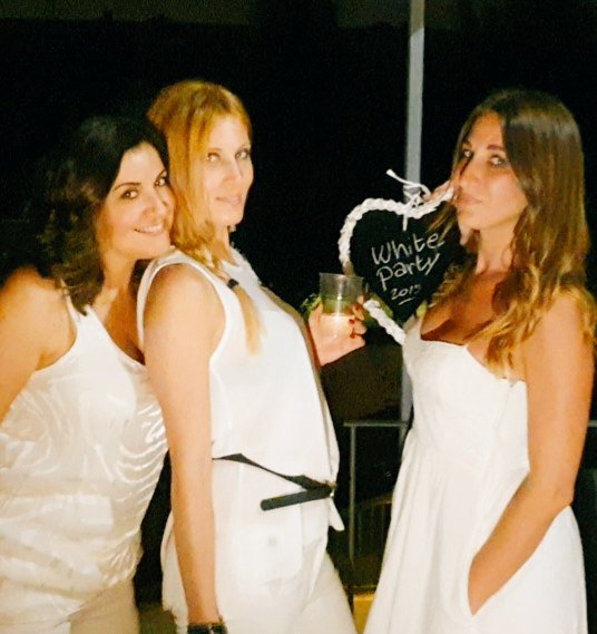 ManuelaDonghi's tweet photo. WHITE PARTY 2019 🥂💫
#party #summer #friends #weekend 
@alesoffie @francescabramb3 https://t.co/6JUeNN0oMH