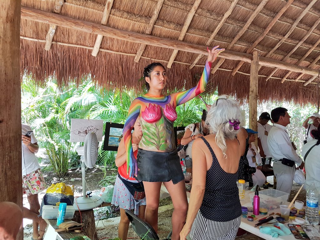 QRooGrafico1's tweet photo. #Lara será #Ixchel gracias a #BodyPaint y la técnica de #LauraLleu pintora y #YolandaGardient grabadora  artistasplásticos de #Bacalar que incorporarán todos los elementos que integra la diosa, incluyendo el #inframundo
#TejiendoPasos en @PuebloMaiz #Cozumel https://t.co/7W82zKjqne