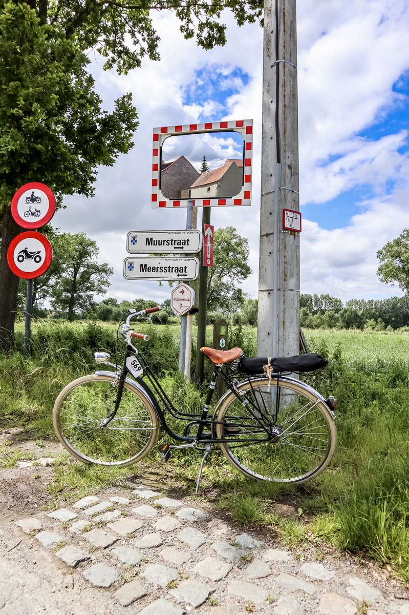 Anna_Pernice's tweet photo. Questa mattina sono uscita dalla mia zona di comfort e mi sono cimentata nella @RetroRonde una biciclettata di 40 km tra le colline delle Fiandre in abiti vintage! 
#turismofiandre #fiandre #ad #Oudenaarde #retroronde #cyclingflanders https://t.co/63sKowHXkY