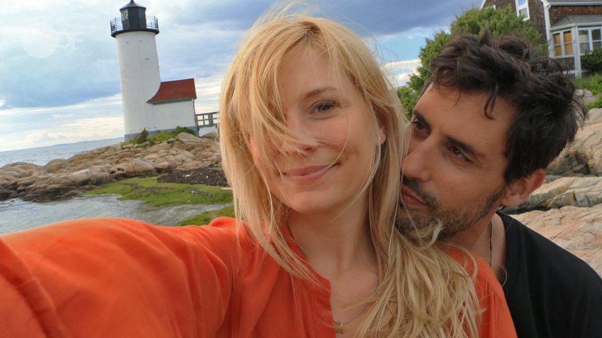 "Katie Fforde: Eine Liebe in New York": Jessica Ashburn (Birte Hanusrichter) und Alejandro Mendez (René Ifrah) stehen lächelnd am Meer. Im Hintergrund ist ein Leuchtturm zu sehen. Sonntag, 20:15 Uhr im ZDF.
