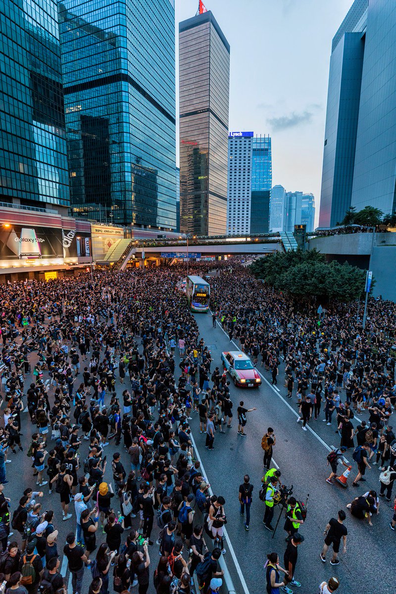KenKChow's tweet photo. 這就是香港人

#HongKong #NoEvilLaw #WithdrawExtraditionBill 🇭🇰 #香港 #反送中 #撤回逃犯條例 https://t.co/rkDjg0nHEE