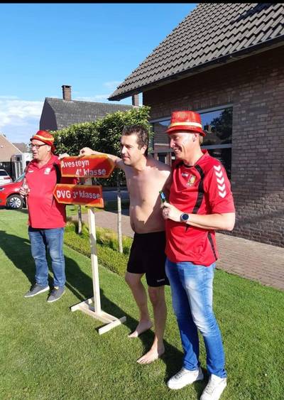 DVG-spelers brengen bezoekje Avesteyn-coach na promotie en versieren straatbord dlvr.it/R6jt1Q