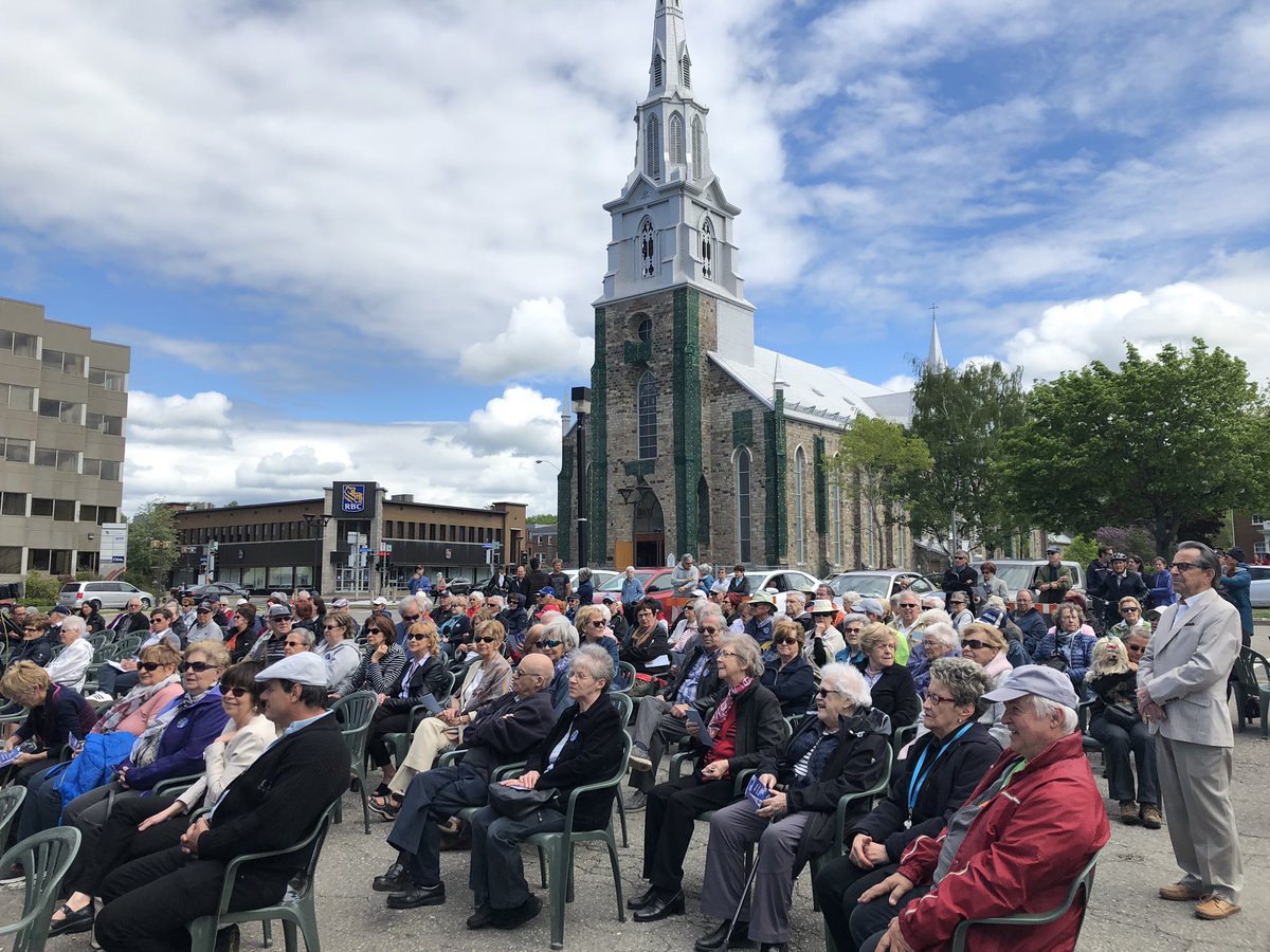 ArianePLanglois's tweet photo. Environ 200 personnes participent au rassemblement pour la sauvegarde de la cathédrale de Rimouski. L’archevêque Denis Grondin est du nombre. #icibsl https://t.co/18Jt9fpJP4