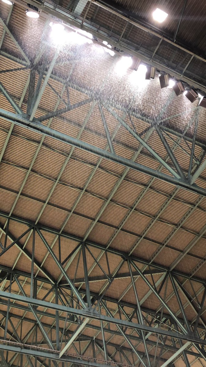 _Cx2_'s tweet image. Raining on me in section 313 @astros #Astros #TakeItBack #MakeTheRainStop