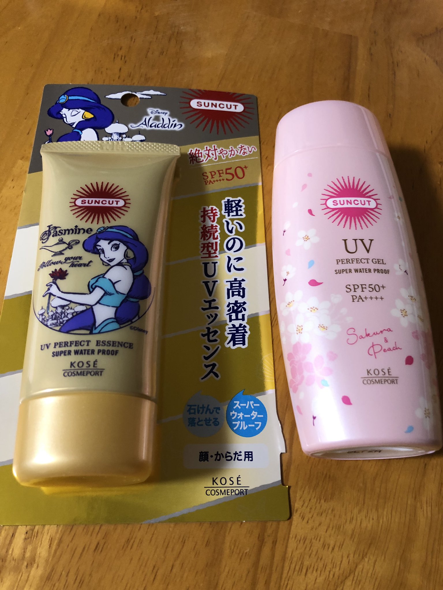 ニコ つい先日 パケ買いした日焼け止め ピンクの方 今日 ジャスミン見つけてまた日焼け止め 一昨日 Tvで神谷さんのイアーゴ観てすっかりアラジンづいてるものだから 正直２つは要らないけど けどね 可愛くて サンカット 恐ろしい子っ