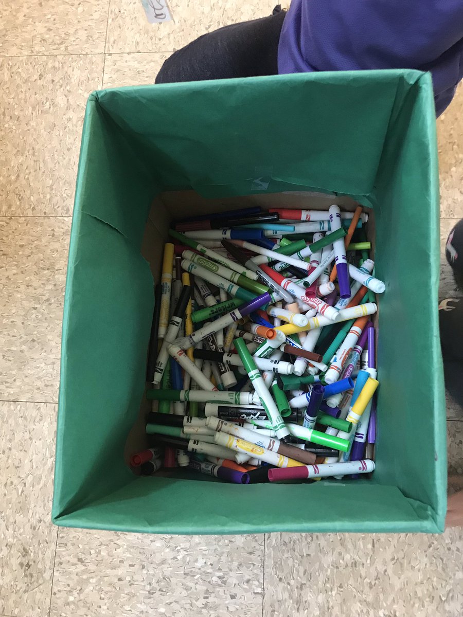 SenoraBerman's tweet photo. ¡¡Estamos devolviendo 526 marcadores muertos a Crayola para ser reciclados!!! ¡Bravo niños! Y el color más muerto? es VERDE! https://t.co/gAdj1LjDNY