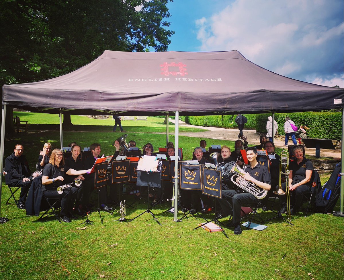 Delighted to provide music today for the Father’s Day event at <a href="/EHKenilworth/">Kenilworth Castle</a> today - we loved all the dancing in the audience! 🎺🎶☔️