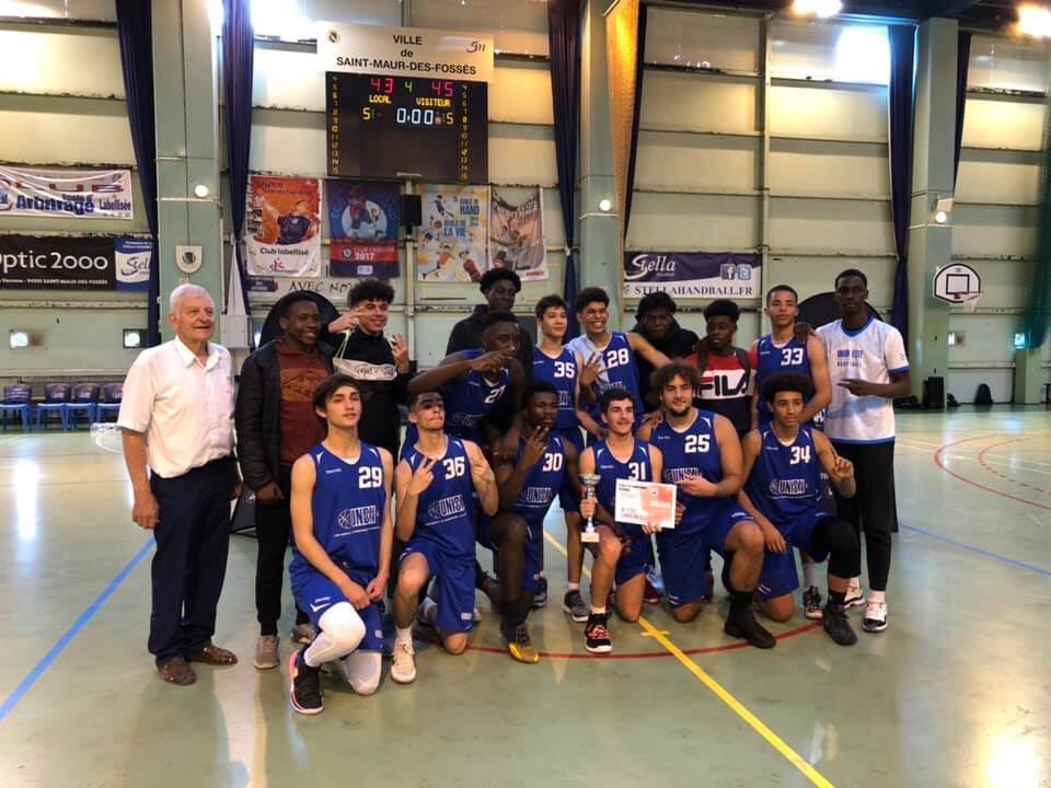 Félicitations à nos U17 qui remportent le Trophée RAT face à Courbevoie👏👏 @villederomainville @villelacourneuve <a href="/cd93basketball/">cd93 basketball</a> <a href="/basketidf/">Ligue Ile de France de Basketball</a> #elitebasketball