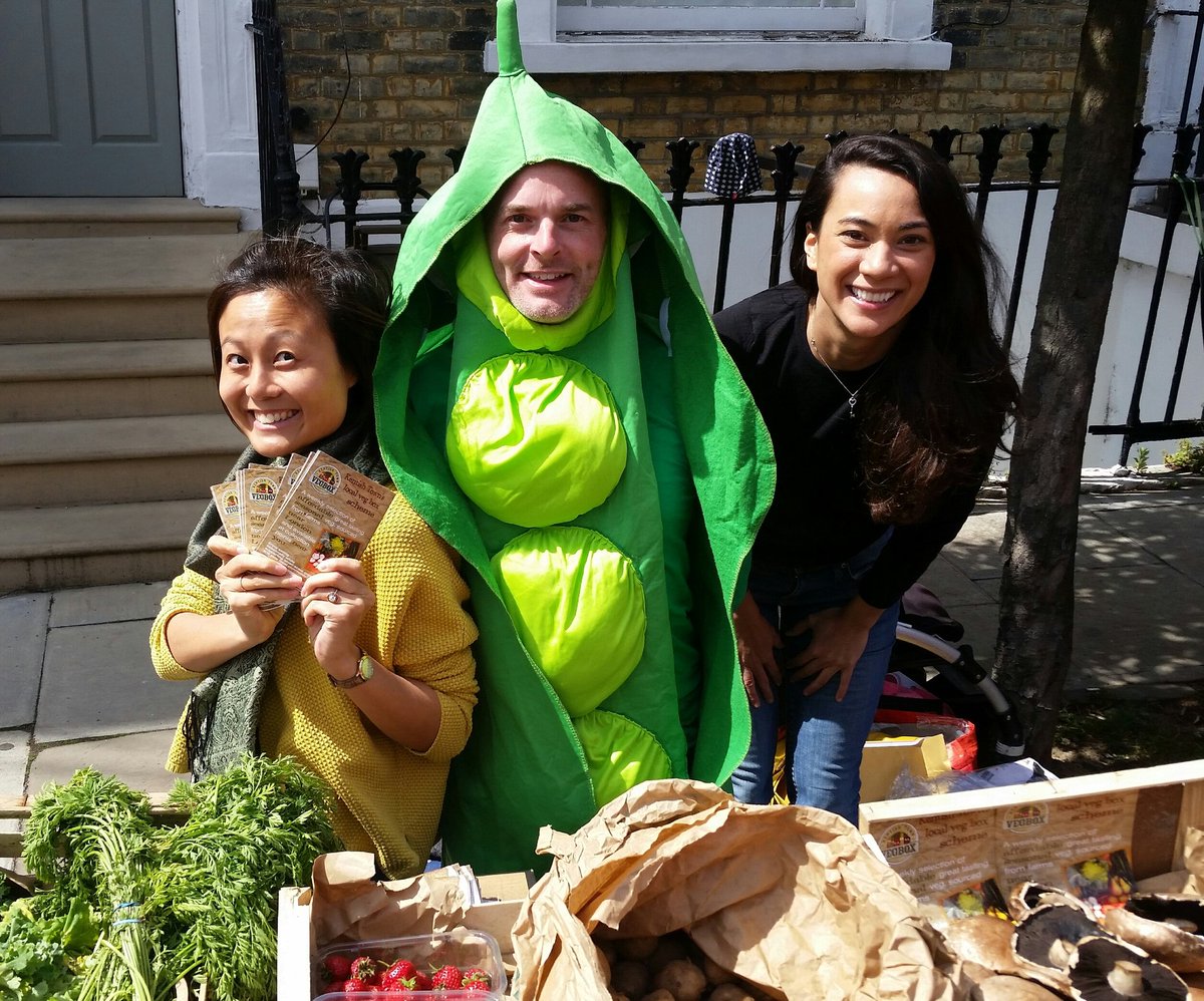 mccorkell65's tweet photo. With the lovely Kentish Town Veg Box people on their fab stall at #AlmaStreetFair NW5 today. Pop down and see them 🍅 Great to see the sun for a few minutes too 😎 https://t.co/EWt7Uic2r6