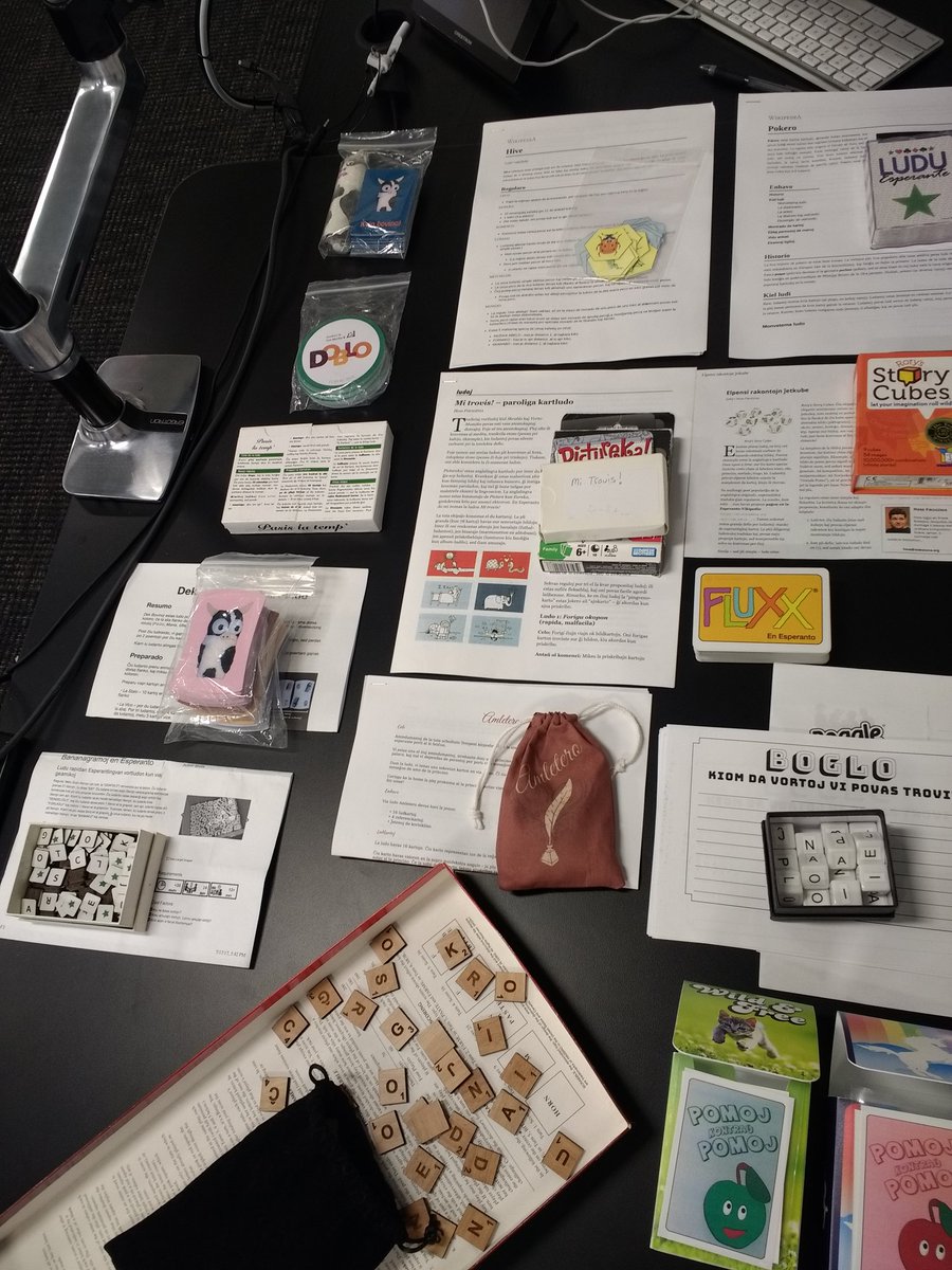 jajanjopacejo's tweet photo. Ludoj en la ludĉambro. #LK2019 en #Bostono #Esperanto. 

Amletero
Skrablo
Dek Bovinoj
Kvin Bovinoj
Boglo
Mi trovis!
Flukso
Doblo
ktp https://t.co/z1tr5mrAGu