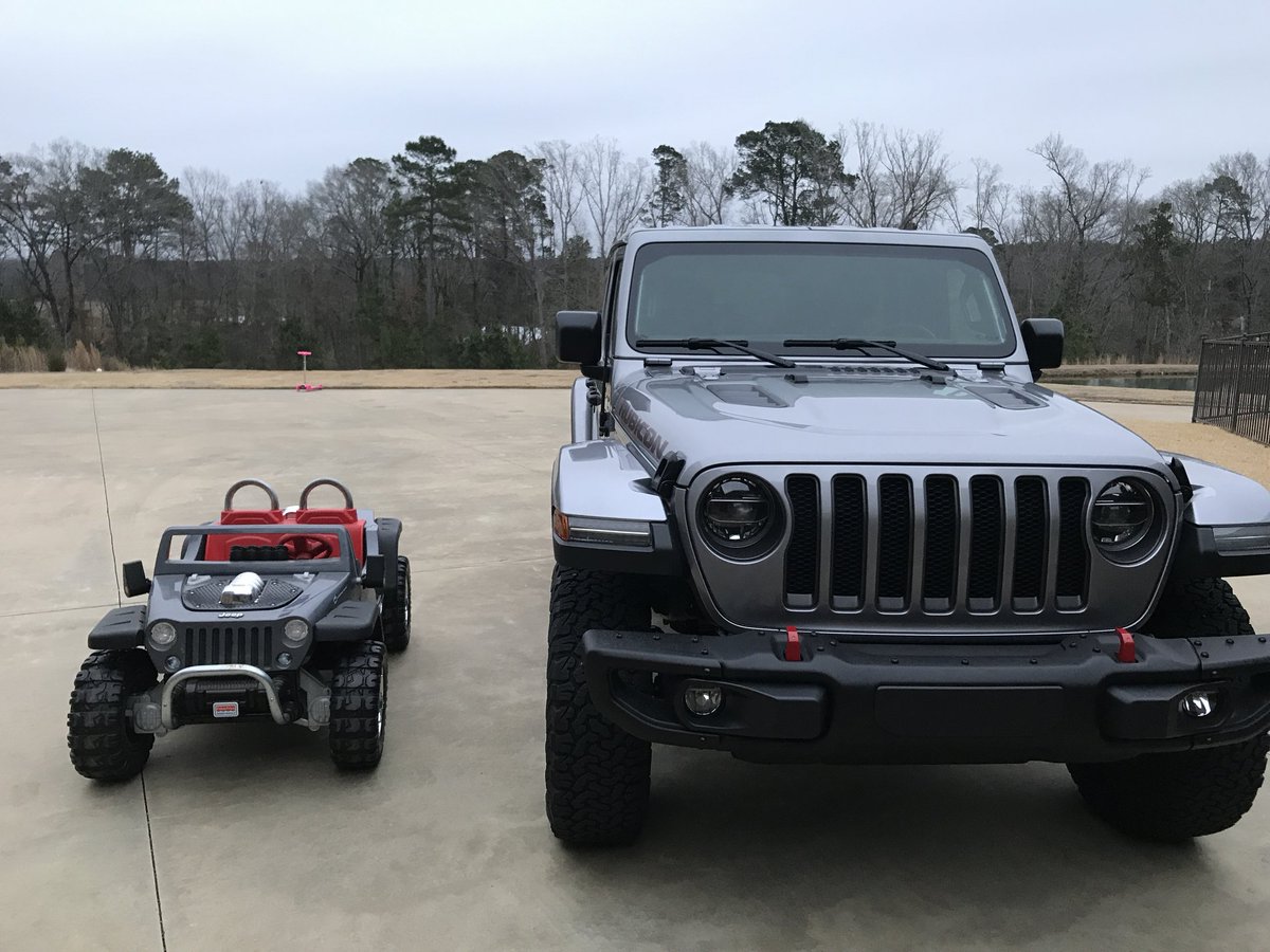 CDJRFreeland's tweet photo. Happy Father's Day from Freeland Jeep! Thanks for teaching us that not all heroes wear capes. #FathersDay #Jeep https://t.co/U6wxiF0Mrj