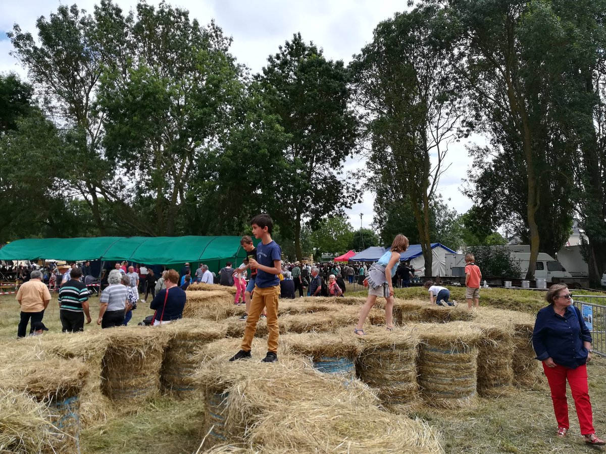 DLF_49's tweet photo. Fête des foins de #Corze la ruralite et les vieux métiers agricoles à l honneur, belle France profonde, merveilleuse France éternelle https://t.co/Hxsdi0k9rp