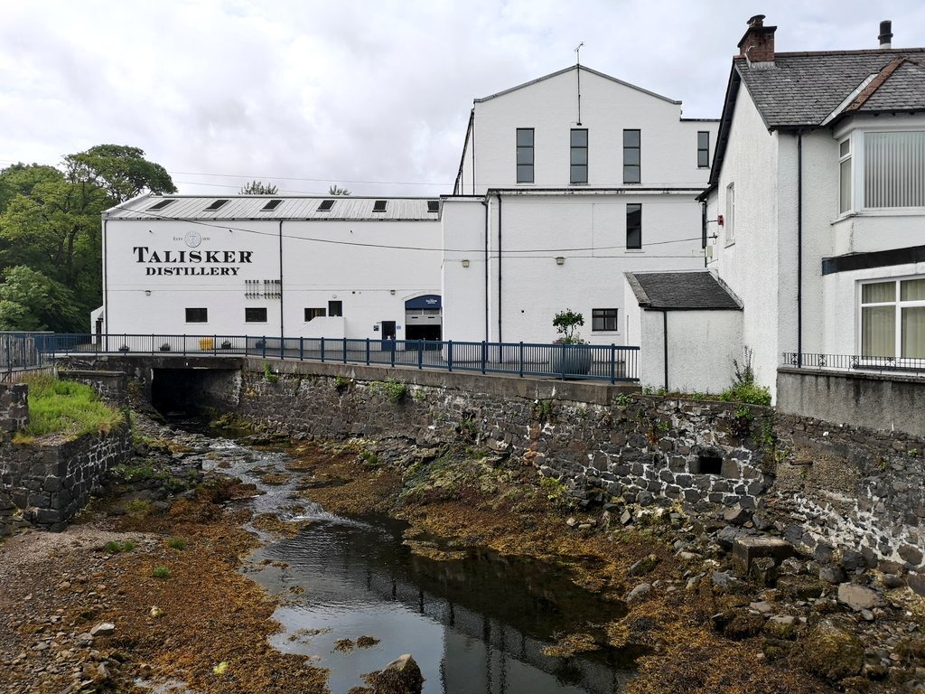 travelwithakilt's tweet photo. My final stop is at the magnificent Talisker Distillery, considerably prettier than anything that the Greyjoys could muster I suspect! #GOTSingleMalts #whisky https://t.co/4XvLeF33oR