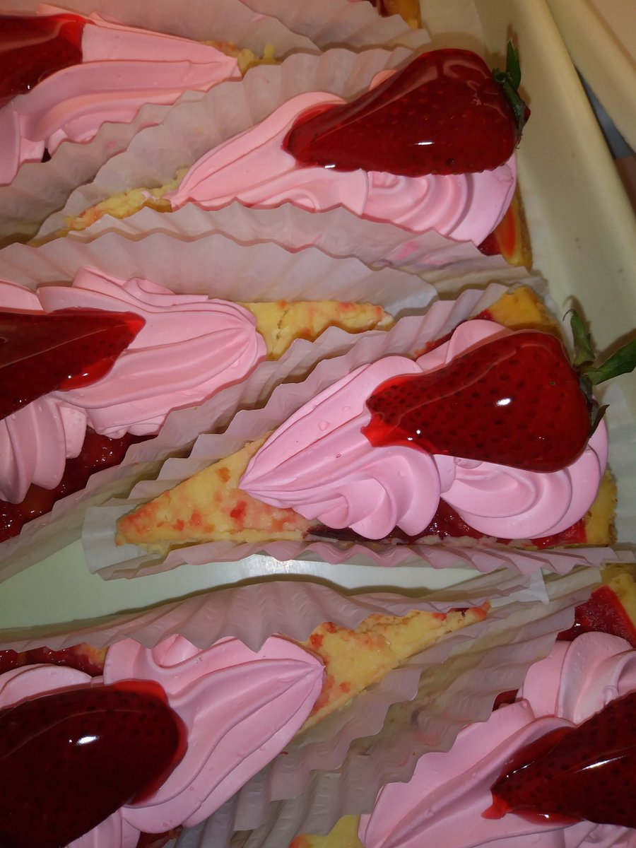 VaralloB's tweet photo. 🍓 #nycheesecake #strawberries #cheese 🍓 https://t.co/faznt0MX75