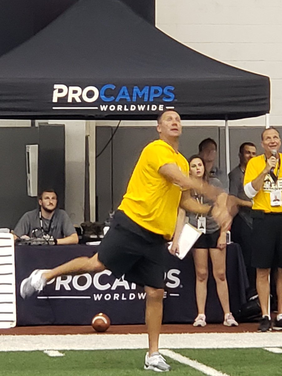 DPH880880's tweet photo. Ben with the deep ball... @_BigBen7 , @ProCamps , @KraftHeinzCo , #fighthungerwithapro https://t.co/z39DOGzOwI