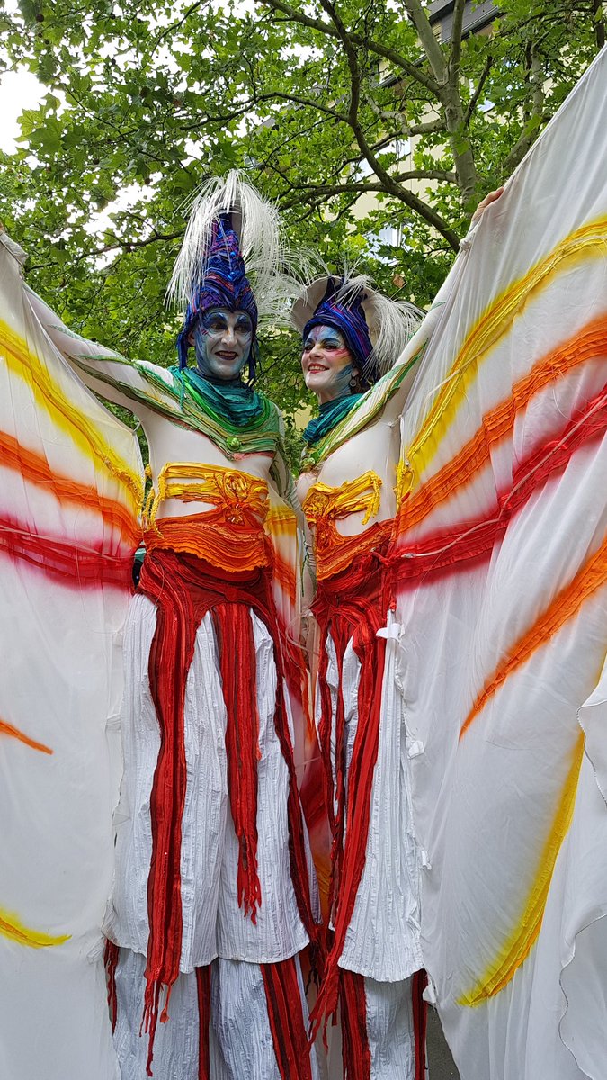 Stadt_OF's tweet photo. Ganz schön bunt 🤩 wenn die Offenbacher Mainuferfest feiern. Kommt vorbei, bis 20 h könnt ihr noch kulinarisch reisen und unsere vielen tollen Vereine kennenlernen #muf_of19 #mainuferfest https://t.co/gyy935kkuv