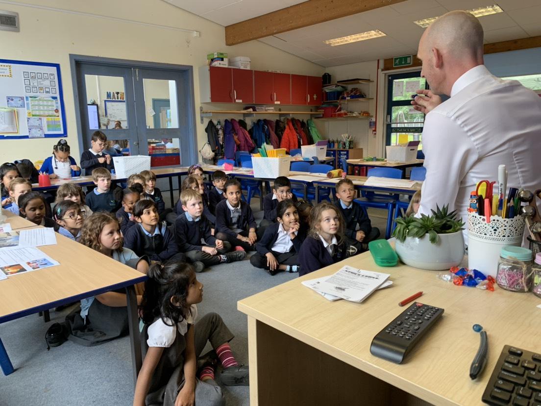 BegbrookAcademy's tweet image. Our topic is &apos;Where we are&apos; and a conversation in 2AF about Bristol weather went so deep that the children began to ask questions about space! Luckily, Mr Munro paid year 2 a visit to answer all the questions. #pearlpower #year2learning