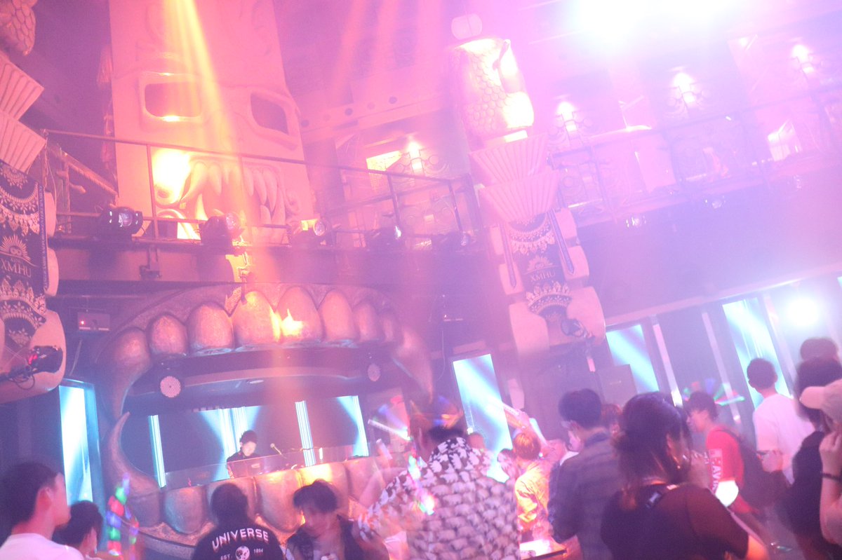 SUSUKINO_LOVERS's tweet photo. 日曜日現在のご様子。
終電前から大賑わいで早くもフロアが熱気で凄いことになってます！！🔥
#kingxmhu 
#キングムー 
#フォトコン 
#earlytime https://t.co/Bv61DNvFBV