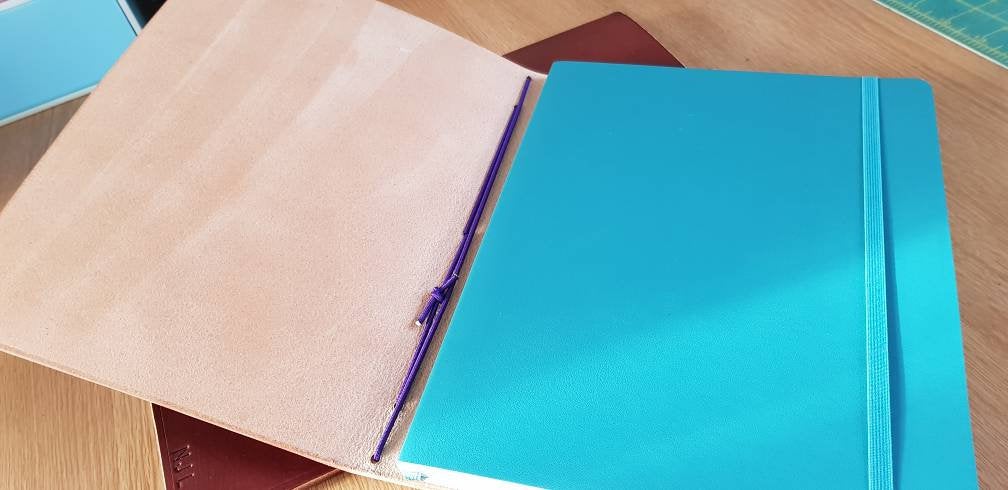 SandraPoppys1's tweet photo. Leather Bound Journal A6 Diary Cover https://t.co/CIEbTJW2OZ #Leathertoolroll #Leather Bag #journalcovers #FieldNotesCover https://t.co/TkKVS3TBv0