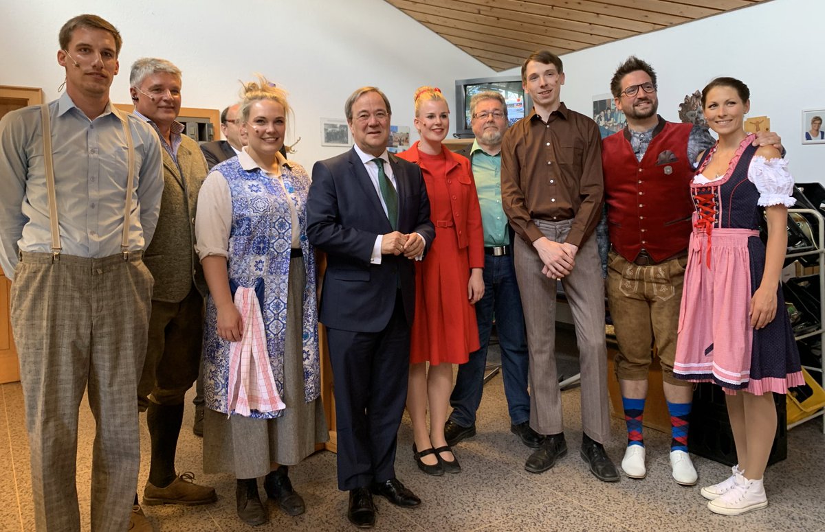 landnrw's tweet image. In über 70 Jahren Freilichtbühne #Hallenberg besuchten mehr als 1 Million Besucher über 100 Stücke: „Diese riesigen Leistungen leben von den Ehrenämtlern vor Ort.“ Ministerpräsident @ArminLaschet würdigt bei der Premiere von „Kohlhiesels Töchter“ die Arbeit rund um die Bühne.