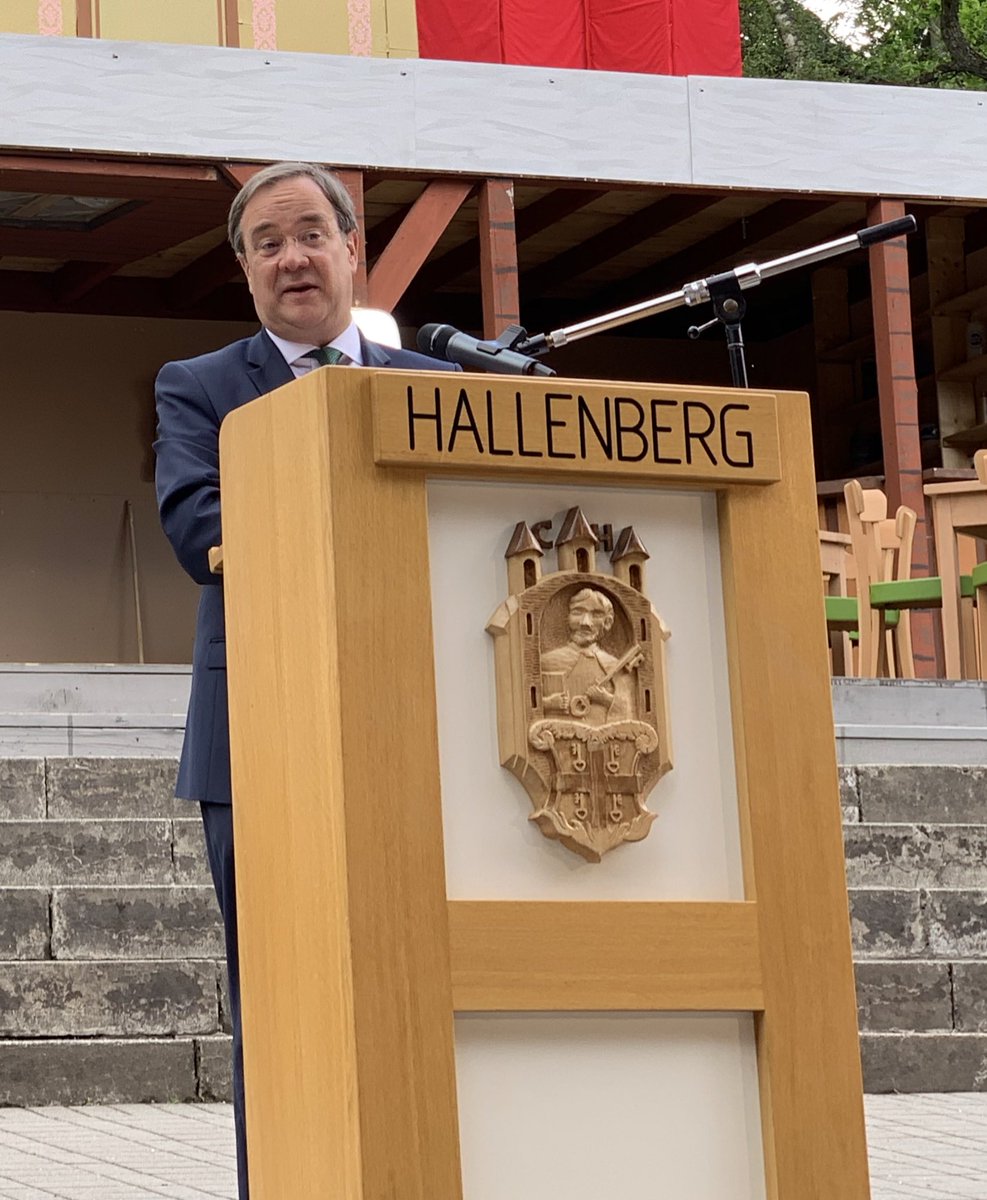 landnrw's tweet image. In über 70 Jahren Freilichtbühne #Hallenberg besuchten mehr als 1 Million Besucher über 100 Stücke: „Diese riesigen Leistungen leben von den Ehrenämtlern vor Ort.“ Ministerpräsident @ArminLaschet würdigt bei der Premiere von „Kohlhiesels Töchter“ die Arbeit rund um die Bühne.
