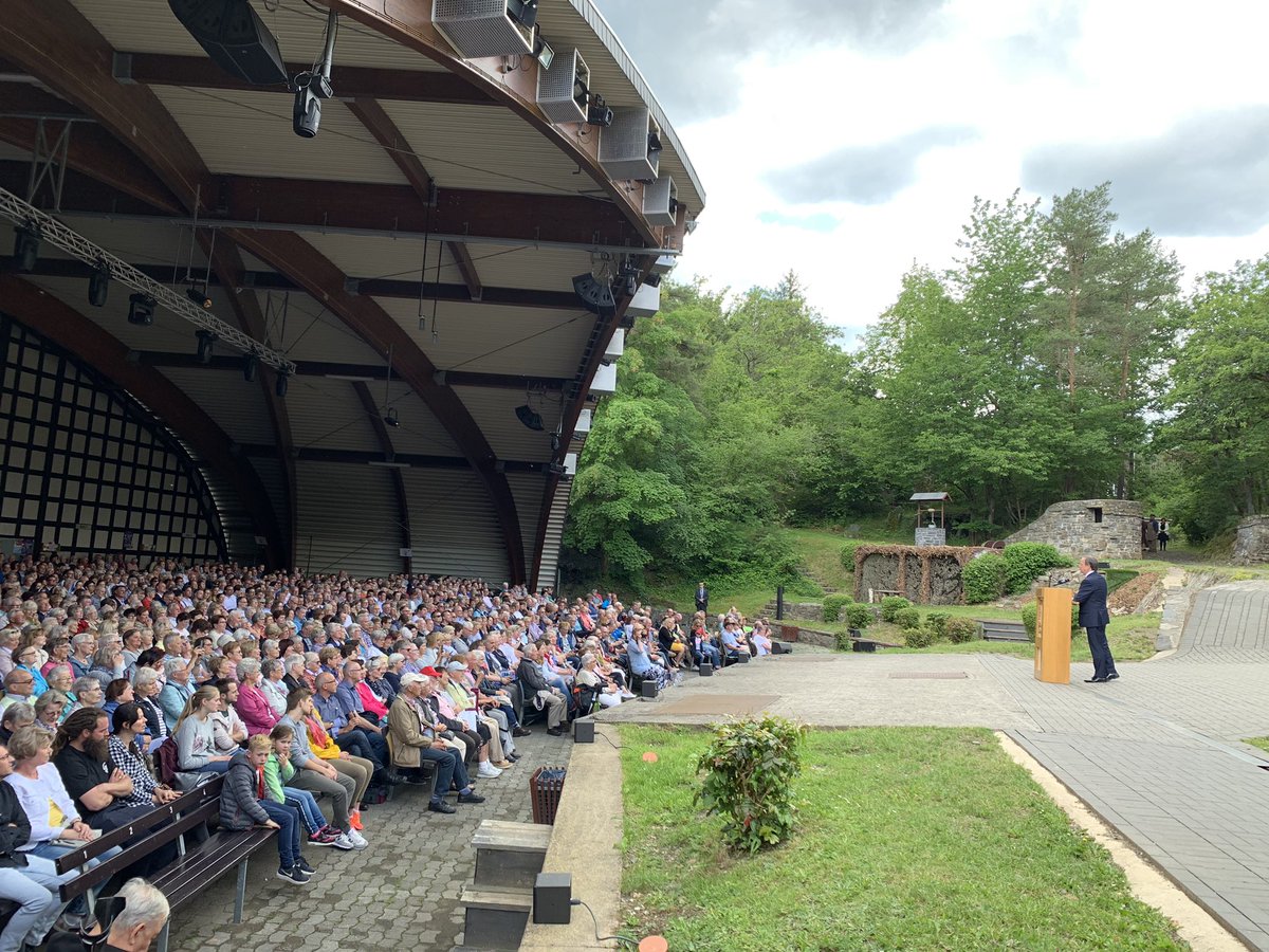 landnrw's tweet image. In über 70 Jahren Freilichtbühne #Hallenberg besuchten mehr als 1 Million Besucher über 100 Stücke: „Diese riesigen Leistungen leben von den Ehrenämtlern vor Ort.“ Ministerpräsident @ArminLaschet würdigt bei der Premiere von „Kohlhiesels Töchter“ die Arbeit rund um die Bühne.