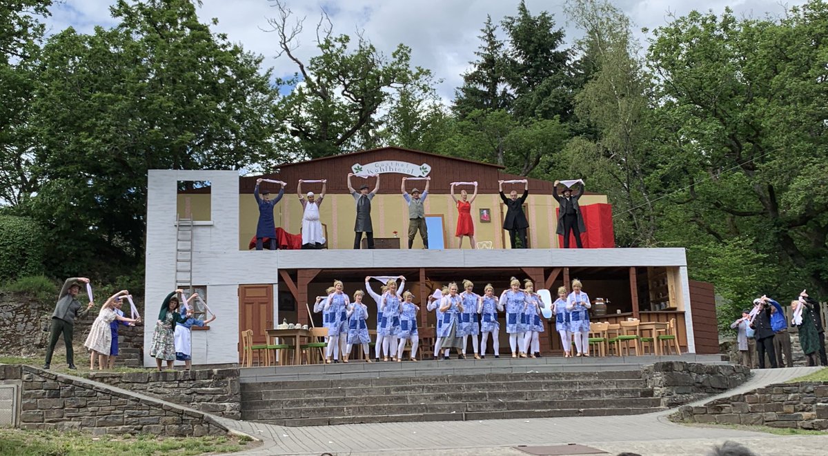 landnrw's tweet image. In über 70 Jahren Freilichtbühne #Hallenberg besuchten mehr als 1 Million Besucher über 100 Stücke: „Diese riesigen Leistungen leben von den Ehrenämtlern vor Ort.“ Ministerpräsident @ArminLaschet würdigt bei der Premiere von „Kohlhiesels Töchter“ die Arbeit rund um die Bühne.