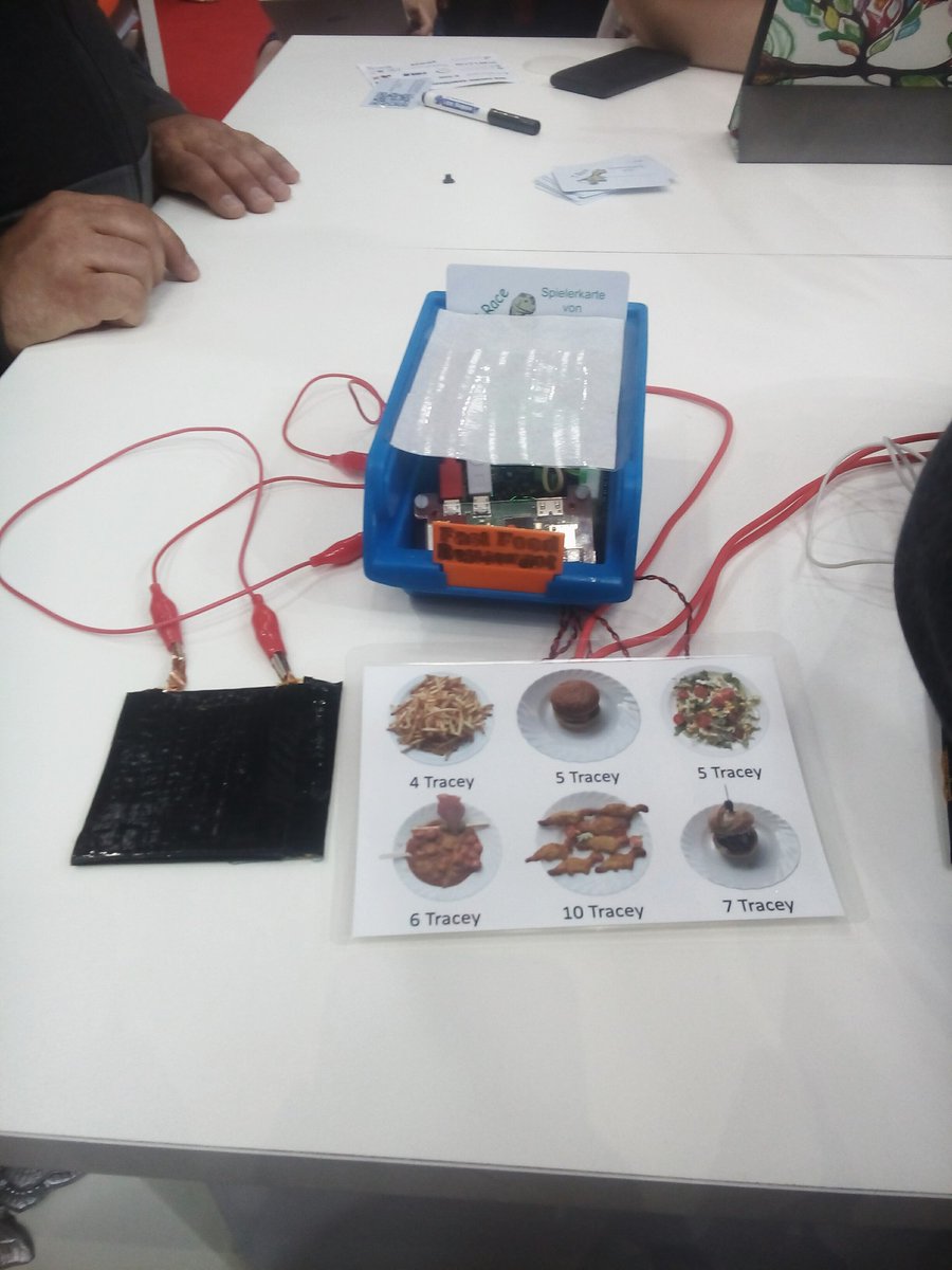 TuringBus's tweet photo. Wie Rabattkarten u Smartphone-Bezahlen zu Überwachung u Steuerung des Kaufverhaltens beitragen, lernt man beim @T_Racegame @ideenexpo. Die Shops laufen übrigens auf den Pi Zeros, die Schüler*innen des @leguelzen beim @TuringBus-Ideenwettbewerb im @w_jahr 2018 gewonnen haben.Toll! https://t.co/zoHK8781tV