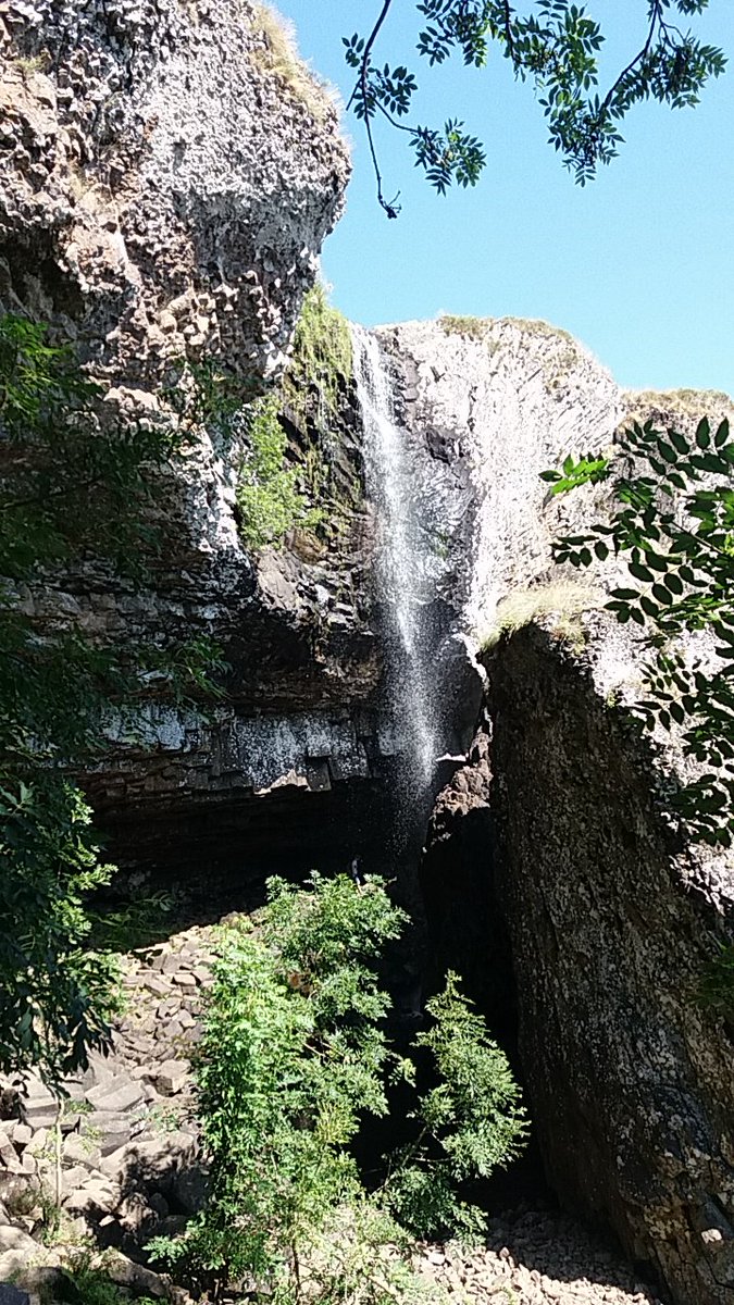CampAuNidVert's tweet photo. 3rd stop … “La Cascade du Deroc” ! You can go under the waterfall, under the water, seat on the rocks and have a relaxing time in the middle of the nature …
#Camping #nature @CampAuNidVert
#projectweekHH @professormerlot @Tous_en_Aveyron https://t.co/yI3mGSY94o