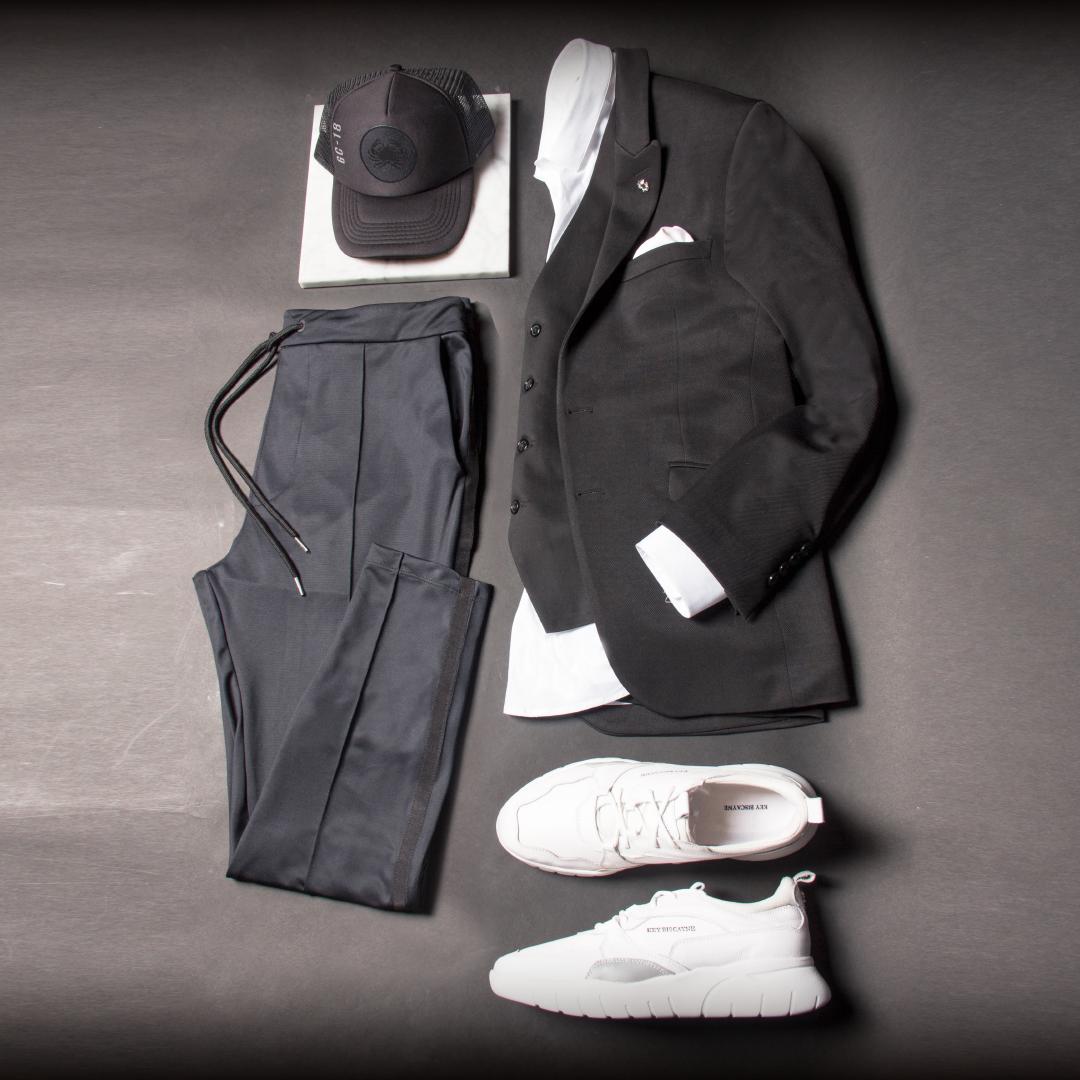 FELIZ DÍA PAPA! ✨ Disfruten de este gran día rodeados de todos los que tanto los aman. 
Para este día tan especial, les compartimos un look especial.
THE PICK: Look Selección Argentina 
Saco Palermo Terrano + Zapatillas Jump Le Clair + Jogging Callahan