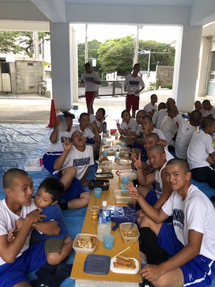 NEW40624995's tweet photo. 今日は夏大前の栄養会でした！！

遅い時間からでしたが、わざわざ残って下さりとても美味しいカツカレーを作ってくれた父母の方々ありがとうございました😊
3年生の為におっきい声で応援してくれた2.3年生も感謝です！

たくさん栄養付けたので夏はいい結果残します！応援よろしくお願いします👊🏽 https://t.co/iSxHJdYbUq
