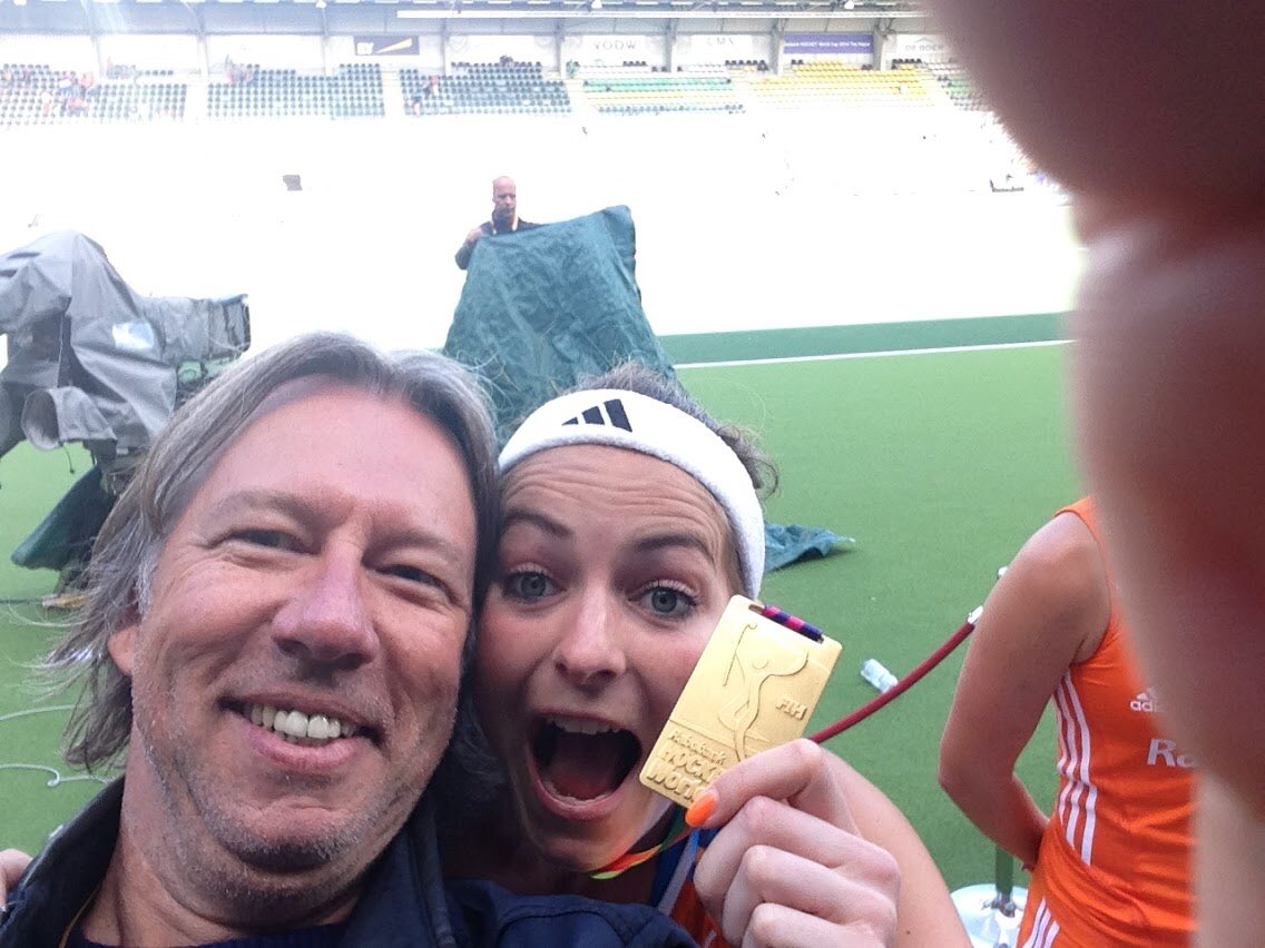 edwinalblas's tweet photo. Uh, 5️⃣ years ago. Toen selfies nemen nog in de kinderschoenen stond en ik mijn allereerste exemplaar nam...Die meid heeft het trouwens ver geschopt...😉
🙈 😂
#goldengirl #rwc2014 #oranjehockey #evadegoede https://t.co/tim0AymNb3