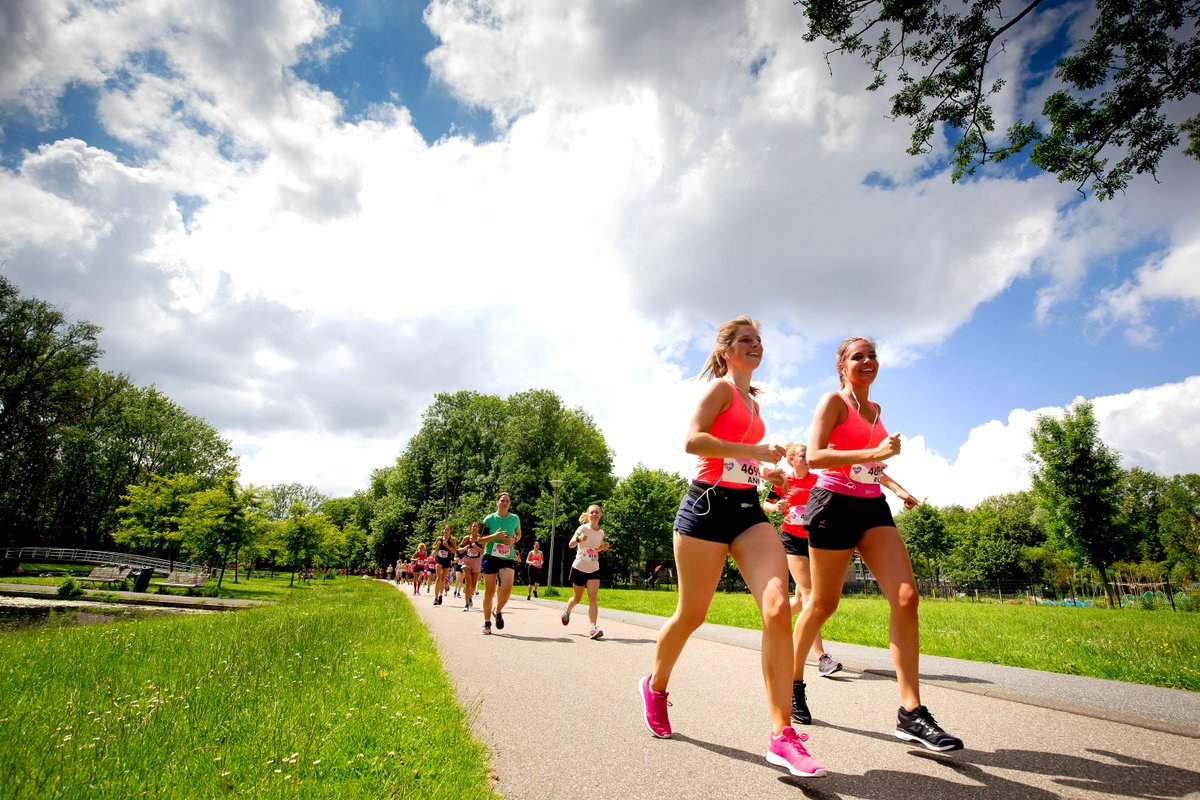 De eerste foto's van vandaag staan online op onze Facebook 📷 Wat staan jullie er goed op zeg 😍 Meer foto's volgen snel.

👉 buff.ly/2MQ72sW

#ladiesrunrotterdam #running #rotterdam #pink #hardlopen #pinkribbon