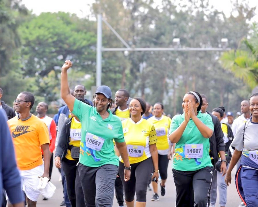 RTANGARWMABOKO's tweet photo. Dutewe Ishema no kubona Igihugu cyacu gishyira imbere kd kikabimbuza #UmucoWacu ibikorwa by'Igihugu na Mpuzamahanga nk'iki cya @KigaliMarathon #KIPM2019 no mu nama mpuzamahanga nyinshi zisigaye zisanga iwacu.Ishyuka #Rwanda,duhamye intambwe TUBEHO #UbuzimaBushingiyeKuMuco! https://t.co/sZLfIGcbwz