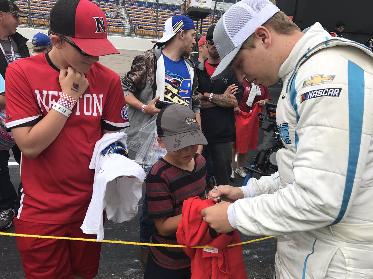 NieceMotorsport's tweet image. Having some fun with @iowaspeedway fans before driver introductions!