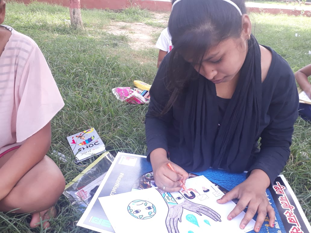 LucknowWise's tweet photo. A big Shout Out to young #WaterSaviours leading the campaign reaching out to citizens of all age groups with one message - #BeWaterWise . Here is a group sensitising kids about water conservation through drawing competition. @WaterAidIndia @IamSandeepKhare @lucknowwaalii https://t.co/V03nlDtrYg