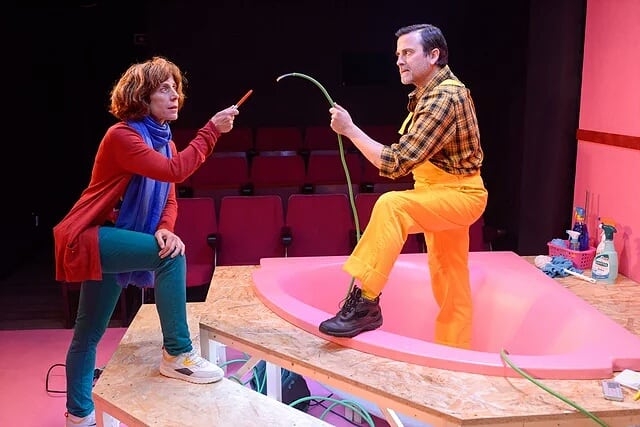 SalaFlyhard's tweet photo. El fil musical comença a apagar-se... Últimes dues funcions de #Jacuzzielmusical
Un musical electoral de @marcrosich i @clara_peya 
Amb @laia_alsina @oriolguinart i #niesjaume
https://t.co/qOHUXT20ai
#filmusical #musicalelectoral https://t.co/GjVTwWlYFd