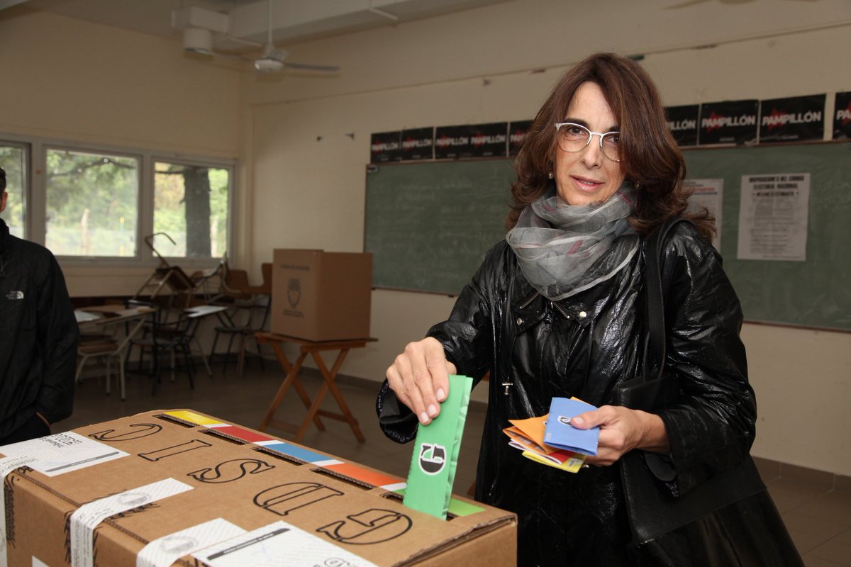 MariaEBielsaOk's tweet photo. Votamos con la esperanza de que sea una gran jornada para Santa Fe, con preocupación por el clima y la falta de luz, pero con gran expectativa de que desde hoy, #Juntos y #Juntas, volvamos a construir la provincia inclusiva, de la producción y el trabajo que nos merecemos. https://t.co/gEa5IFbEF9