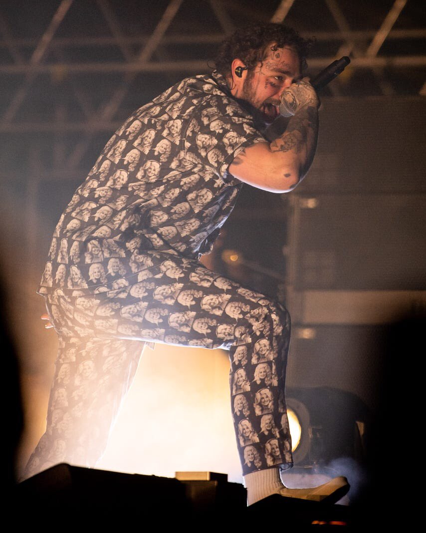 Dolly Parton (@DollyParton) on Twitter photo 2019-06-16 18:27:23 Love the outfit from head to toe @PostMalone π Love the outfit from head to toe @PostMalone π
