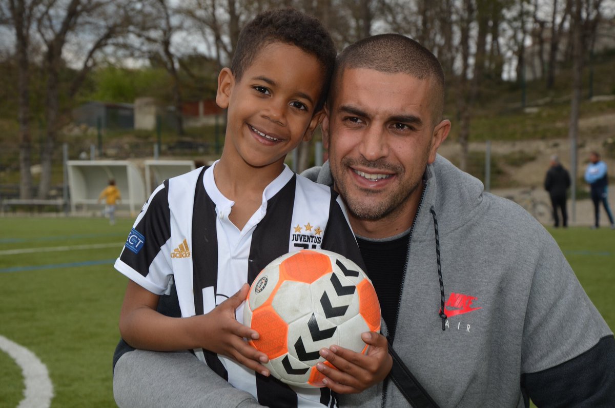 FcFuveau's tweet photo. [Fête des Pères] : Bonne fête à tous les papas et à tous les amoureux du football ⚽👨‍👧👨‍👦

Photos : stage 2019. https://t.co/h3NzMc78UU