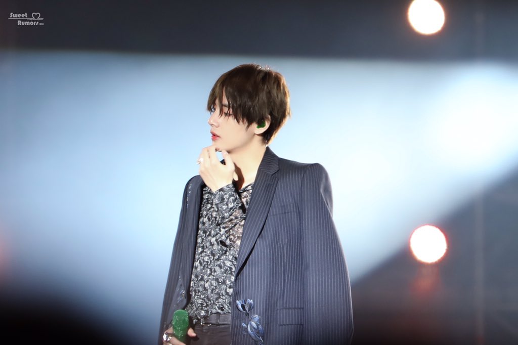 Oracle_V1230's tweet photo. 190616 부산머스터

#태형 #방탄소년단뷔 #BTSV #Taehyung #뷔 #V 
@BTS_twt https://t.co/hPaMHd66Uv