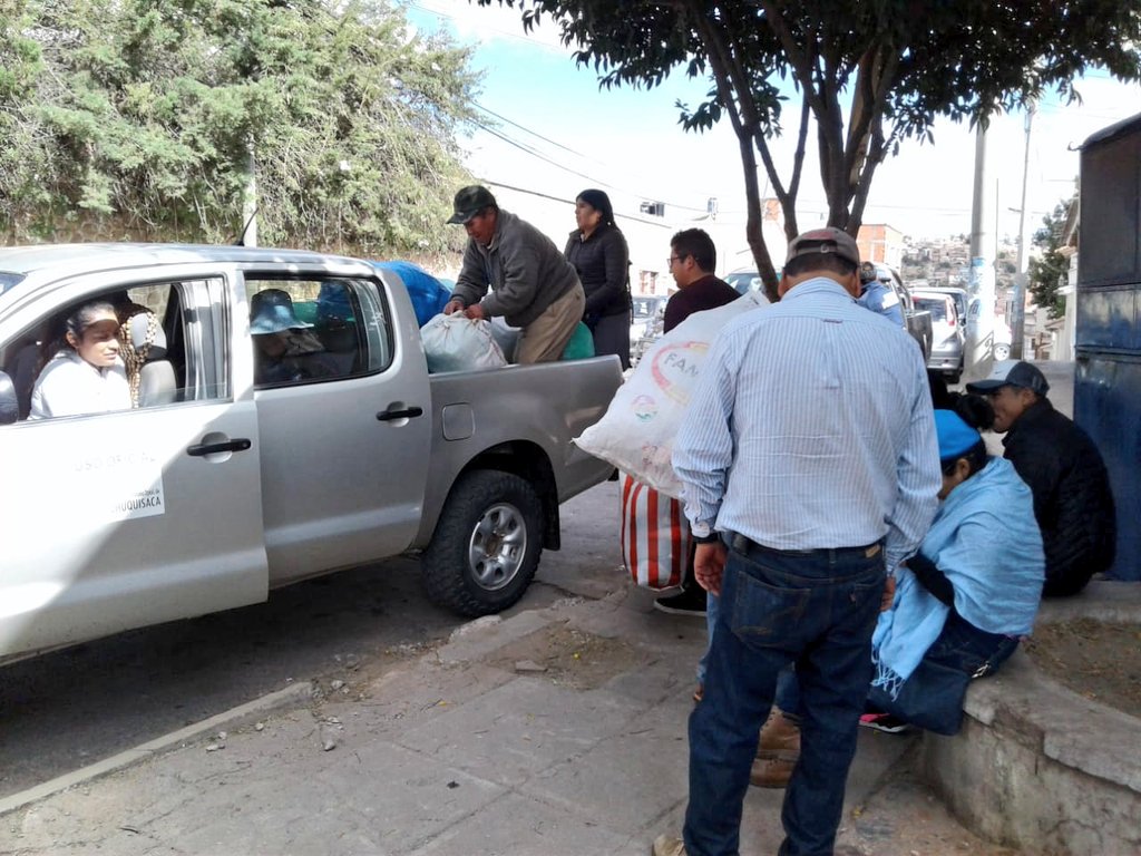 EstebanUrquizuC's tweet image. Hoy la campaña "Un Abrigo, Para un Amigo" que encaró la Gobernación con el apoyo de las #FFAA y otras instituciones fue un rotundo éxito.
Nuestros hermanos de Sucre y de los municipios tendrán ropa abrigada para este invierno.
Gracias a los hermanos sucrenses por su apoyo.