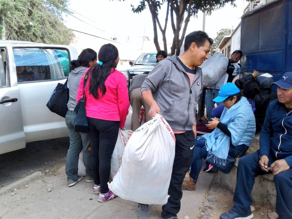 EstebanUrquizuC's tweet image. Hoy la campaña "Un Abrigo, Para un Amigo" que encaró la Gobernación con el apoyo de las #FFAA y otras instituciones fue un rotundo éxito.
Nuestros hermanos de Sucre y de los municipios tendrán ropa abrigada para este invierno.
Gracias a los hermanos sucrenses por su apoyo.