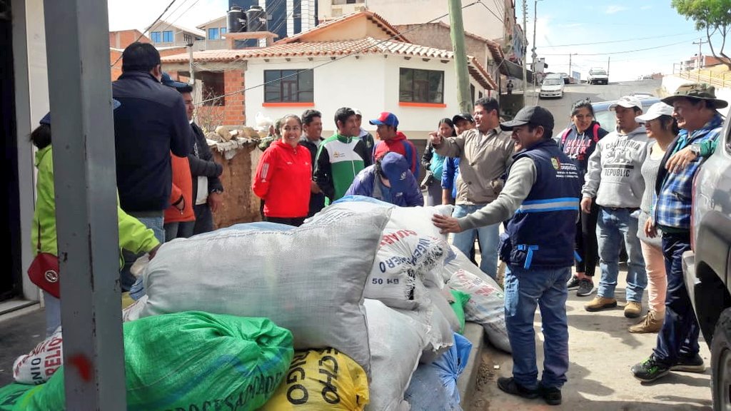 EstebanUrquizuC's tweet image. Hoy la campaña "Un Abrigo, Para un Amigo" que encaró la Gobernación con el apoyo de las #FFAA y otras instituciones fue un rotundo éxito.
Nuestros hermanos de Sucre y de los municipios tendrán ropa abrigada para este invierno.
Gracias a los hermanos sucrenses por su apoyo.