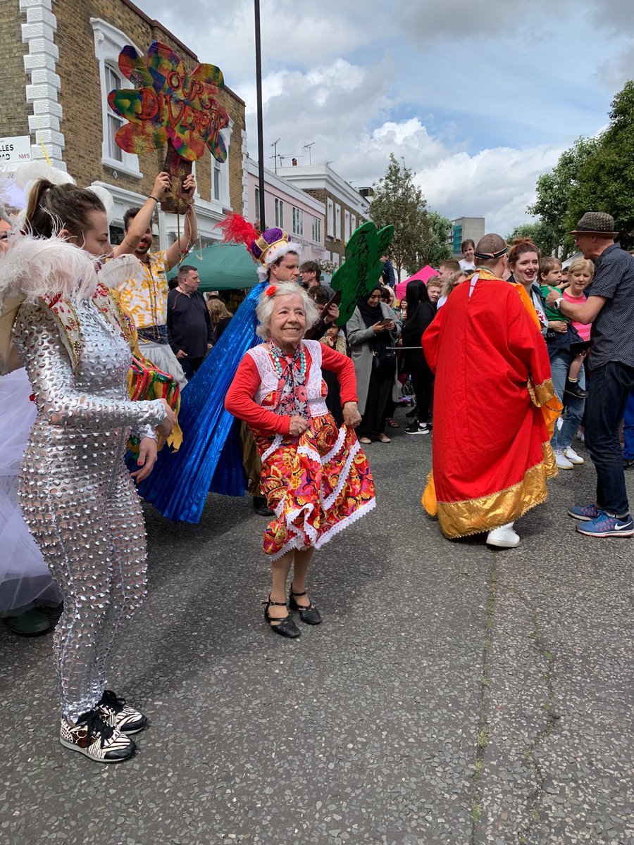 NicoleRis's tweet photo. Spotted this beautiful lady dancing on #AlmaStreet today - pure inspiration. #KentishTown #London https://t.co/6trbql9WCk